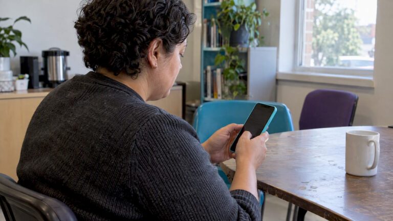 Caregiver checking Android location permissions